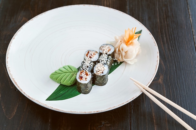 Sushi delicioso hecho a mano. Comida tradicional japonesa