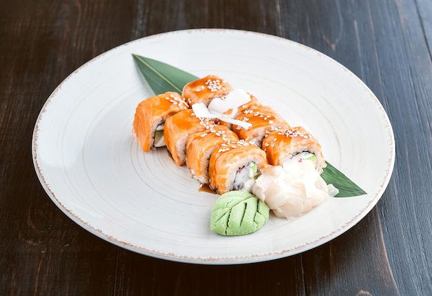 Sushi delicioso hecho a mano. Comida tradicional japonesa