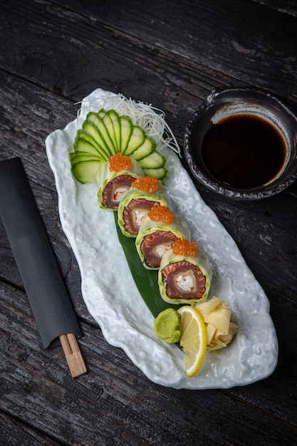 Sushi delicioso, rolos com atum. culinária japonesa