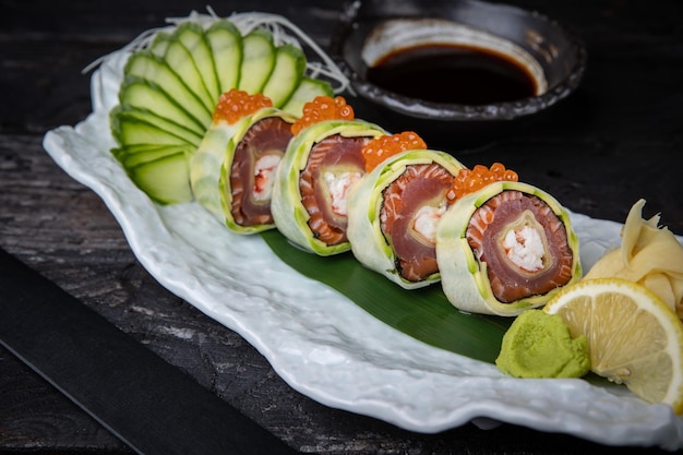 Sushi delicioso, rolos com atum. culinária japonesa