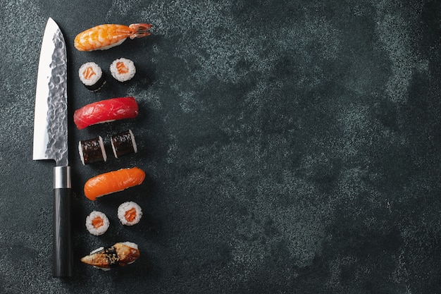 Sushi diferente con cuchillo japonés.