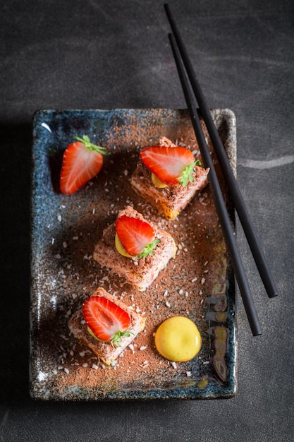 Sushi doce fresco com canela e chocolate
