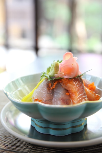 Foto sushi don, sushi cru, salmão, atum, polvo e ovo com arroz, comida japonesa