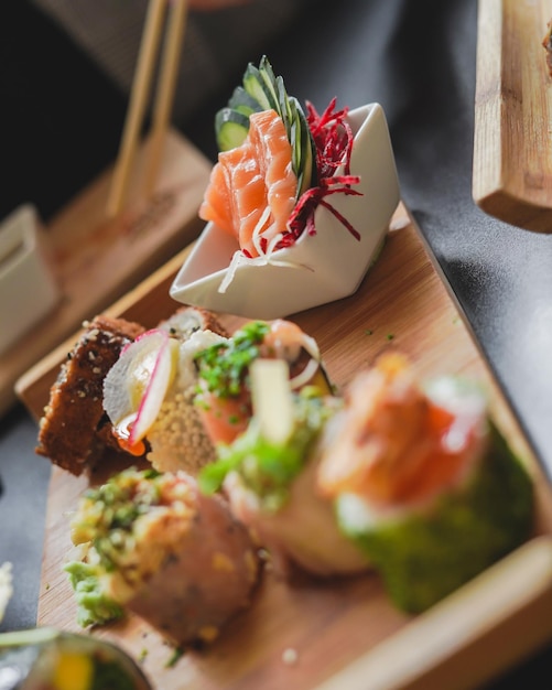 Sushi e comida japonesa na mesa do restaurante