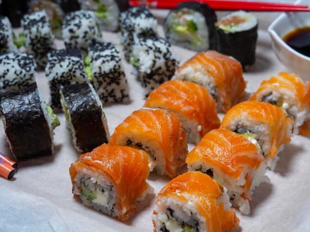 Sushi e pãezinhos artesanais com peixe, gergelim, Filadélfia e molho de soja