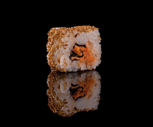 Sushi e rolos close-up em um fundo preto