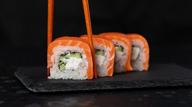 Foto sushi e rolos cozinhados na mesa