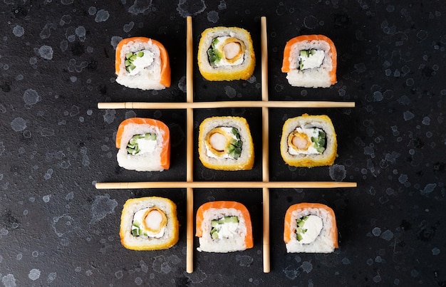 Sushi e rolos cozinhados na mesa