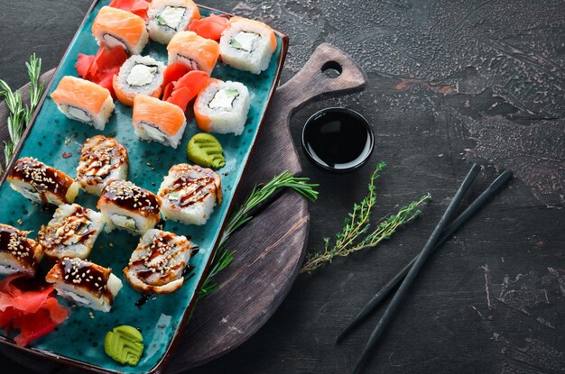 Sushi e rolos no prato Vista superior Espaço livre para o seu texto Em um fundo preto