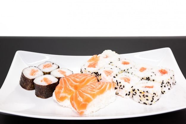 Sushi, ein typisch japanisches Essen aus Reis und verschiedenen rohen Fischen wie Thunfisch, Lachs, Garnelen und Dorade.