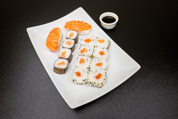 Sushi, ein typisch japanisches Essen, zubereitet aus Reis und verschiedenen rohen Fischen.