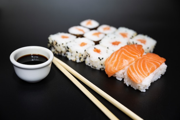 Sushi, ein typisch japanisches Essen, zubereitet aus Reis und verschiedenen rohen Fischen.