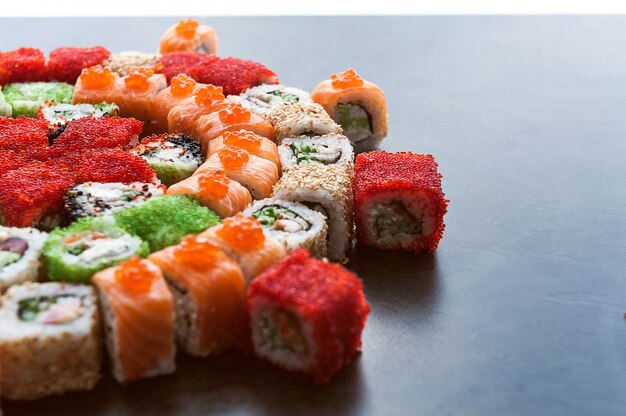 Sushi eingestellt auf eine schwarze Oberfläche
