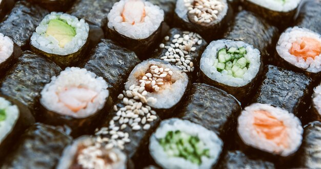 Sushi eingestellt auf eine schwarze Oberfläche