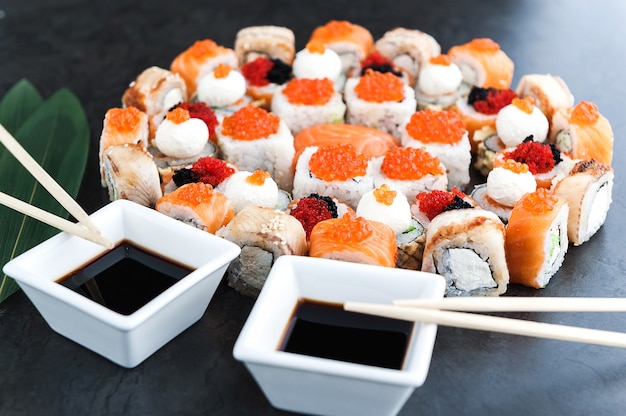 Sushi eingestellt auf eine schwarze Oberfläche