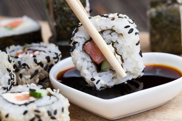 Sushi elaborado con arroz blanco, trucha y aguacate