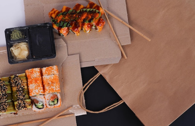 sushi em caixas e molho de soja. entrega de alimentos