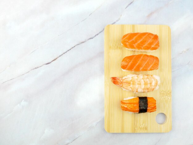 Foto sushi em fundo de mármore