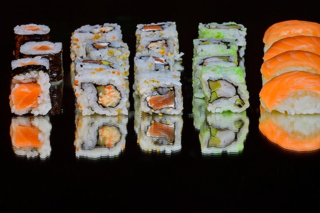 Sushi em fundo preto close up