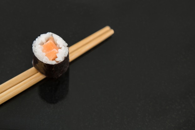 Foto sushi em pauzinhos