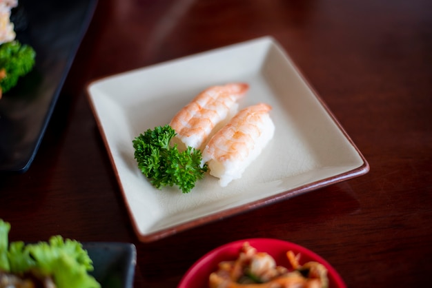 Sushi em pratos, conceito de comida do japão