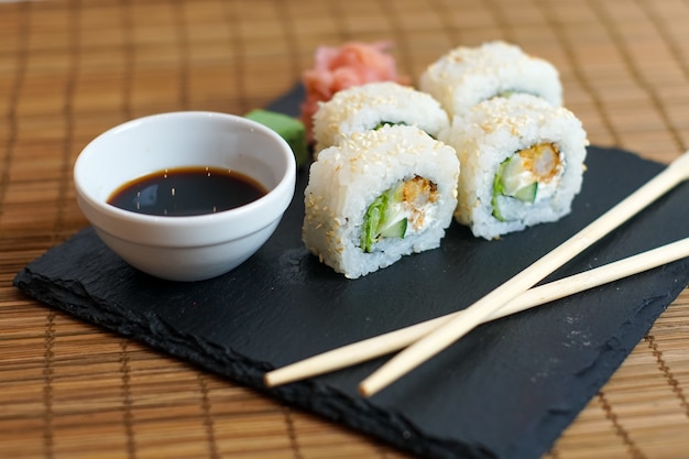 Sushi em uma mesa de restaurante