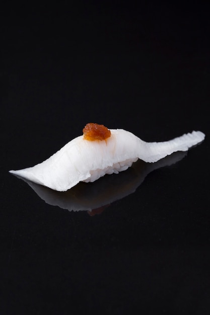 Sushi Engawa sobre un fondo oscuro