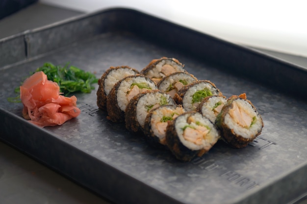 Sushi-Essen mit Ingwer und Wasabi auf Metallplatte Sushi-Set Verschiedene Arten von Maki Sushi und Nigiri