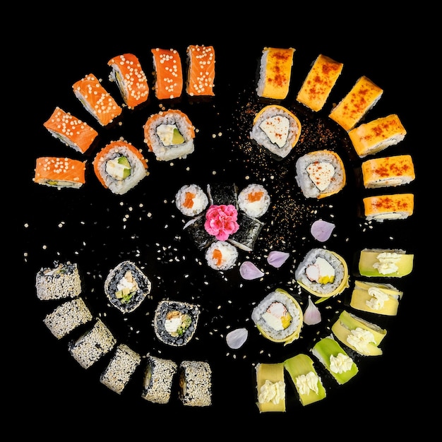 Foto sushi establecido en fondo negro vista superior variedad de sushi fresco y delicioso en un restaurante oriental