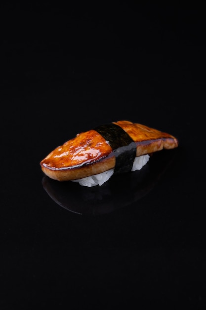 Sushi de foie gras sobre un fondo oscuro