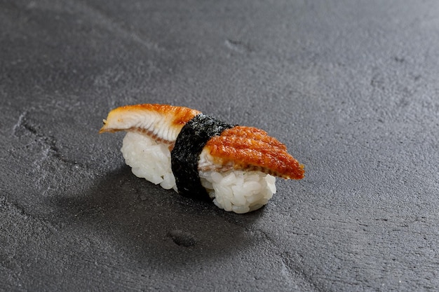 Sushi en un fondo negro