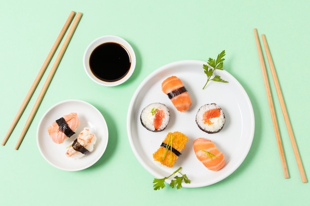 Foto sushi fresco para comer