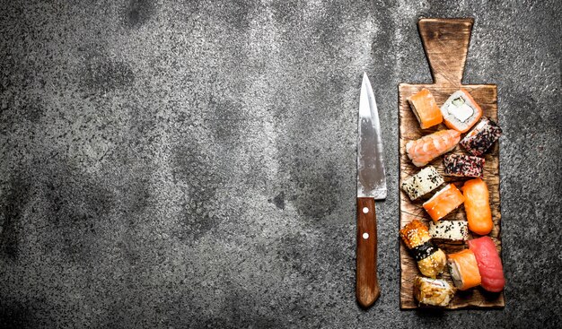 Sushi fresco de comida japonesa y rollos sobre fondo rústico