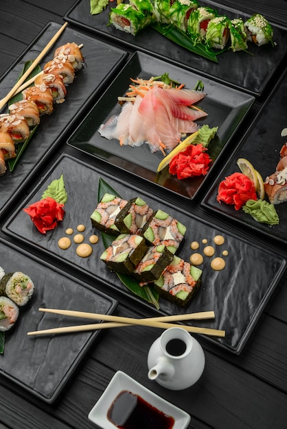 Sushi fresco e delicioso em preto