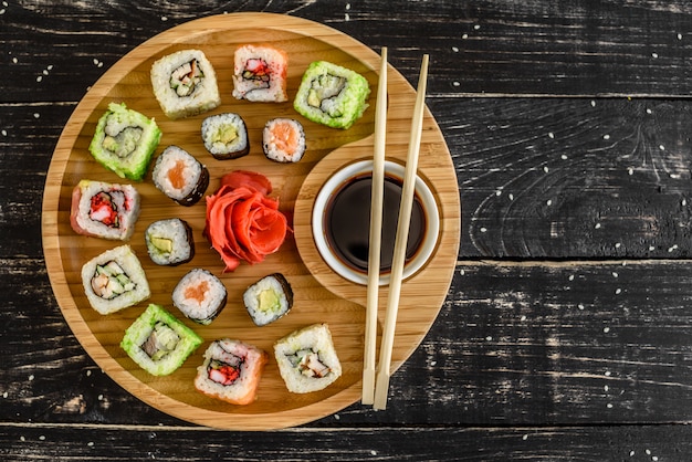 Sushi fresco e saboroso no fundo escuro. Pode ser usado como pano de fundo