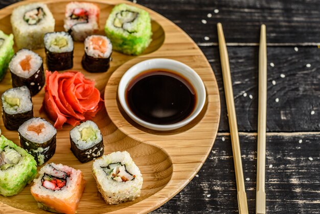 Sushi fresco e saboroso no fundo escuro. Pode ser usado como pano de fundo