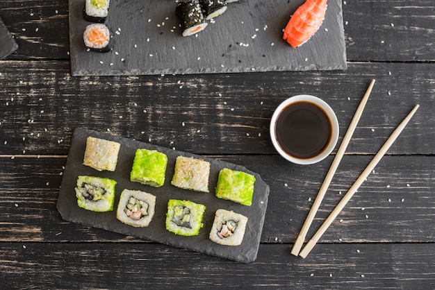 Sushi fresco e saboroso no fundo escuro.