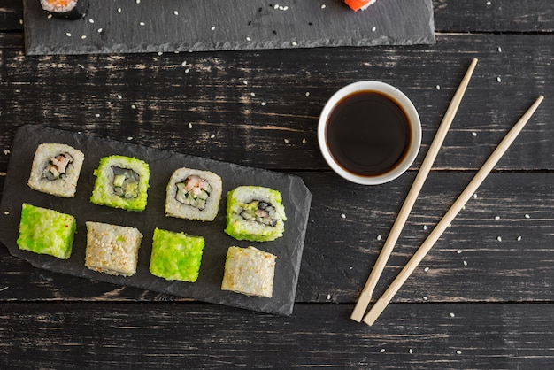 Sushi fresco e saboroso no fundo escuro.