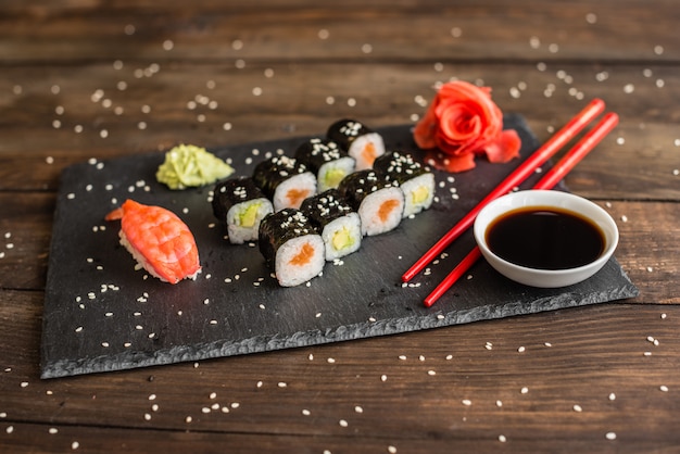 Sushi fresco y sabroso en fondo oscuro.