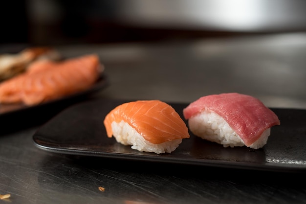 Sushi grande con pescado rojo en el fondo negro