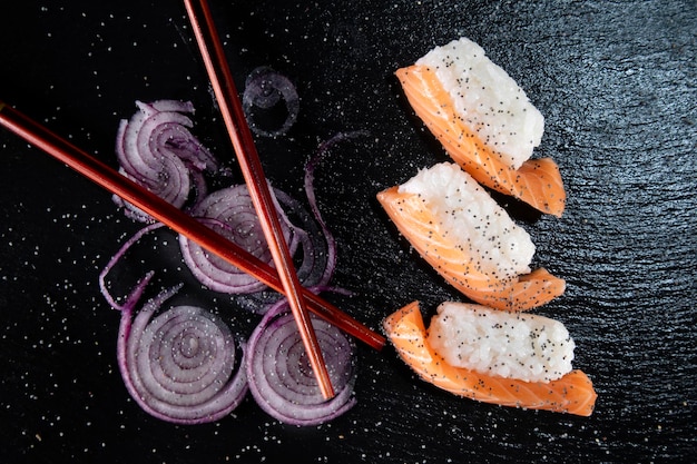 Sushi con guarnición de cebolla roja