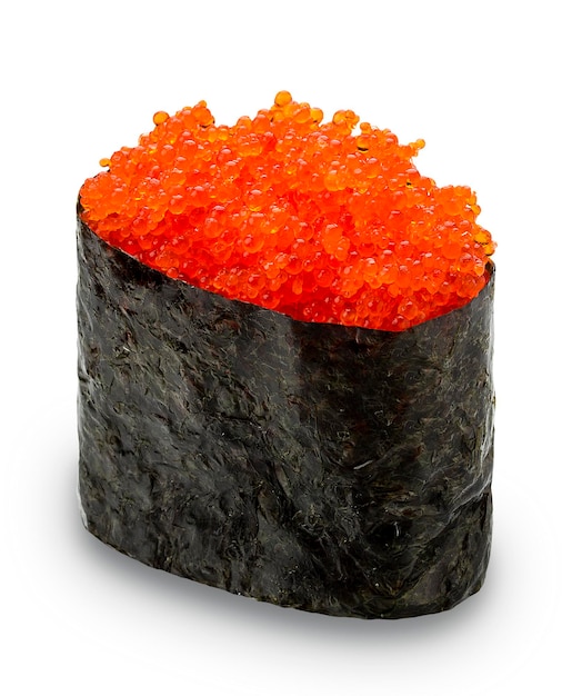 Sushi Gunkan con caviar tobiko sobre fondo blanco aislado