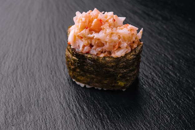 Sushi Gunkan com atum picante na mesa preta