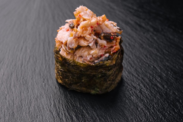 Sushi Gunkan com atum picante na mesa preta