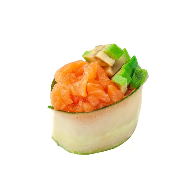 Sushi Gunkan com molho picante, salmão e abacate. Sobre fundo branco. Isolado. Fechar-se.