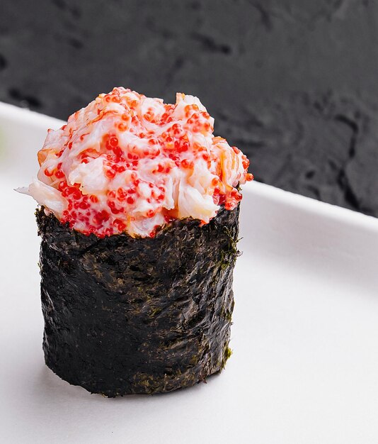 Foto sushi gunkan diferente en un plato blanco