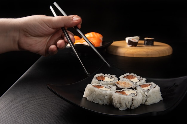 Sushi, Hände, die Sushi mit Haschi pflücken