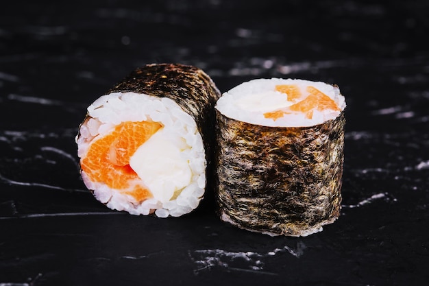 Sushi Hosomaki de salmón en piedra negra