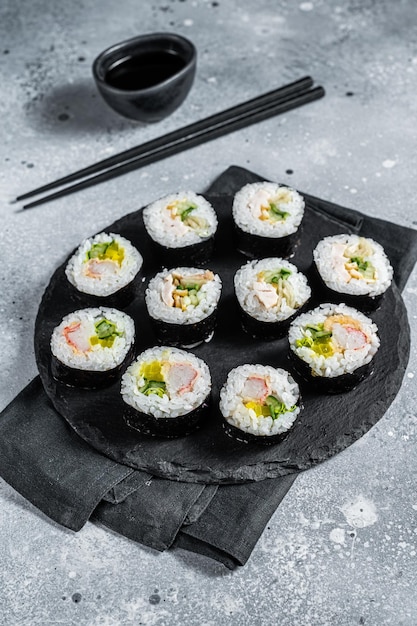 Sushi im koreanischen Stil Kimbap oder Gimbap aus gedämpftem weißem Reis Grauer Hintergrund Ansicht von oben