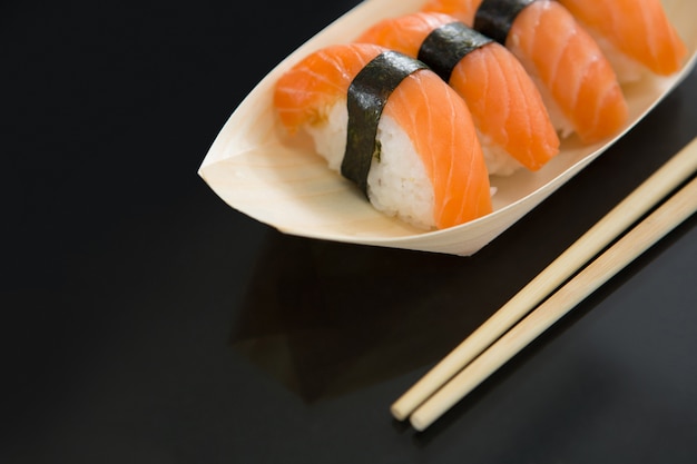 Sushi im Tablett